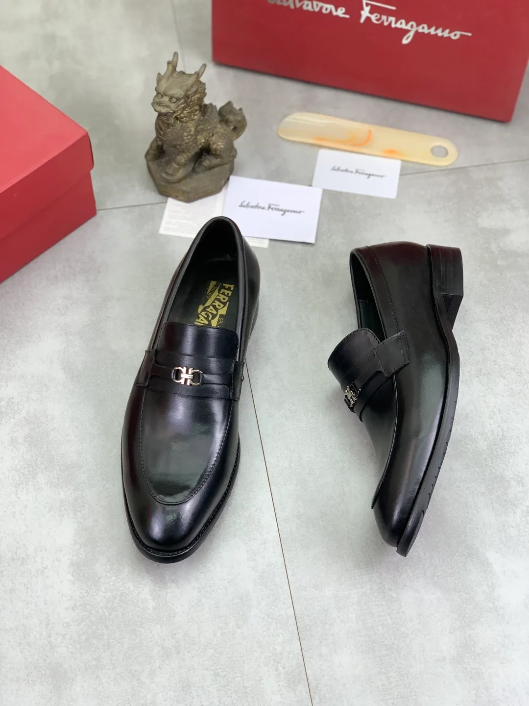 Men's Men's Shoes 💰P480💰[New Style] Water-dyed Niuli 🆘[Salvatore Ferragamo] Ferragamo's latest casual business leather shoes for men! Available at counters simultaneously! The fabric is made of specially imported original calfskin, and the interior is made of imported water-dyed cowhide. It is absolutely luxurious and leads the fashion trend. Matching code: 39-44, black optional